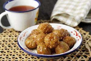 cilok é aci dicolok, comida de rua tradicional do oeste de java, feita de tapioca ou farinha de aci. foto