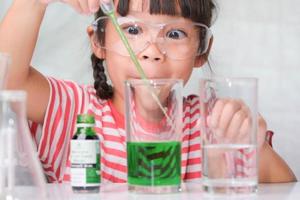 as crianças estão aprendendo e fazendo experimentos científicos na sala de aula. menina jogando experimento científico para educação em casa. experimentos científicos fáceis e divertidos para crianças em casa. foto