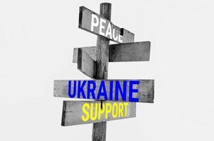 placa de madeira com palavras paz, ucrânia, apoio, fome foto