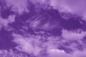 nuvens e fundo abstrato do céu roxo foto