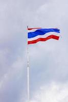 bandeira tailandesa com um céu como pano de fundo foto