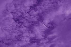 nuvens e fundo abstrato do céu roxo foto