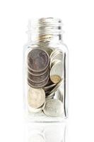 moedas em potes isolados no fundo branco, finanças foto