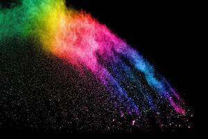 explosão de pó multicolorido abstrato em fundo preto. partículas de poeira vermelhas e azuis espalhadas no fundo. foto