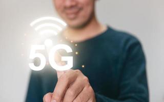 conceito de rede 5g de tecnologia futura. sistemas sem fio e internet das coisas na tela virtual. foto