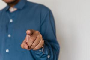 jovem bonito vestindo camisa azul clara com diferentes comportamentos no trabalho foto