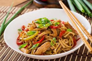 macarrão udon com frango e pimentão - culinária japonesa foto