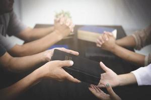 um grupo de dedos conectados rezando juntos, espiritualidade e religião, conceitos religiosos. foto