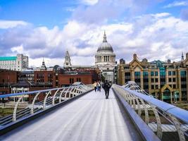 hdr saint paul church e millennium bridge londres foto