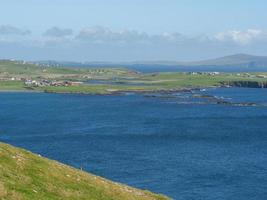 as ilhas shetland com a cidade de lerwick na escócia foto