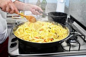 preparando paella - cozinha espanhola