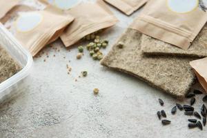 sementes de microgreens em sacos de papel e equipamentos para semear microgreens. foto
