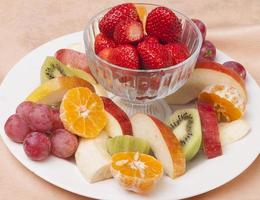 prato de frutas isolado no branco.
