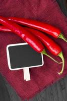 red hot chilli peppers e placa de madeira no guardanapo de linho foto