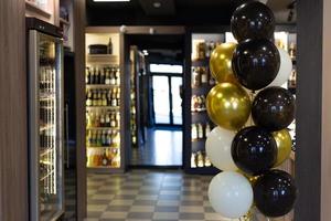 a loja de bebidas é decorada com balões por ocasião da inauguração. foto