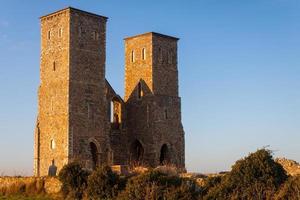 restos de torres da igreja reculver banhadas no sol da tarde no inverno em reculver em kent em 10 de dezembro de 2008 foto