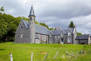 Nossa Senhora do Perpétuo Socorro e Igreja de São Cumínio RC por Loch Morar nas Terras Altas Ocidentais da Escócia em 19 de maio de 2011 foto