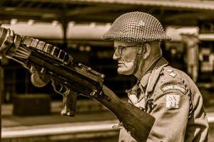 homem de uniforme na estação ferroviária de Horsted Keynes em Horsted Keynes Sussex em 7 de maio de 2011. um homem não identificado foto