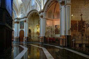 vista interior da catedral em valência espanha em 27 de fevereiro de 2019 foto