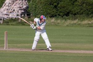 jogando críquete no gramado em bamburgh em 15 de agosto de 2010. homem não identificado. foto