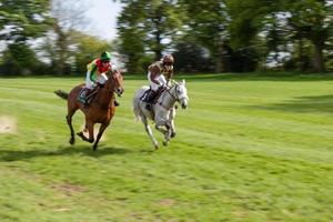 corrida ponto a ponto em godstone surrey em 2 de maio de 2009. duas pessoas não identificadas foto