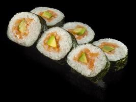 sushi hosomaki com salmão defumado, abacate e arroz