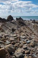 litoral rochoso perto de bude em cornwall foto