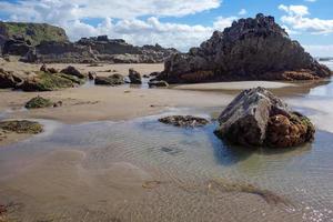 litoral rochoso em bude em cornwall foto