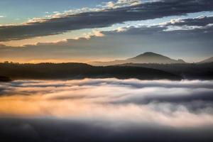 nascer do sol sobre val d'orcia foto