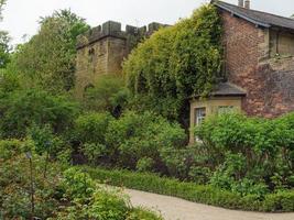 jardim e litoral perto de newcastle na inglaterra foto