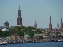 a cidade de hamburgo e o rio elba foto