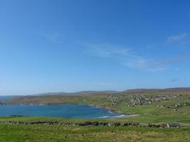 as ilhas shetland com a cidade de lerwick na escócia foto