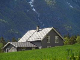 a pequena aldeia eidfjord no hardangerfjord norueguês foto