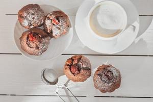 comida de conforto, café da manhã aconchegante com café e muffins de frutas vermelhas. pastelaria caseira, vista de cima foto