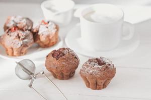 comida de conforto, café da manhã aconchegante com café e muffins de frutas vermelhas. pastel caseiro foto