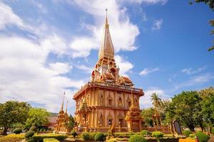 lindo pagode em phuket, tailândia foto