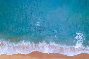 vista aérea praia de areia e ondas belo mar tropical na manhã de verão imagem por vista aérea drone tiro, vista de alto ângulo de cima para baixo ondas do mar foto