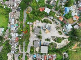 vista aérea panorama de cima para baixo de torres de armazenamento de cimento visíveis e máquinas de mistura de concreto. Heap de areia e cascalho. conceito de fundo industrial foto