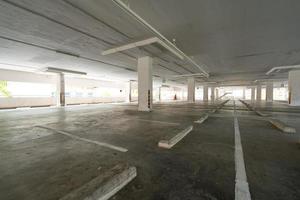 estacionamento garagem loja de departamento interior vazio estacionamento ou garagem interior edifício de negócios escritório foto
