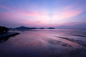 vista aérea pôr do sol ou nascer do sol céu nuvens sobre o mar luz solar em phuket tailândia incrível natureza paisagem marinha vista de alto ângulo foto