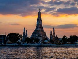 wat arun tem um céu lindo. e a luz da noite em bangkok, tailândia foto