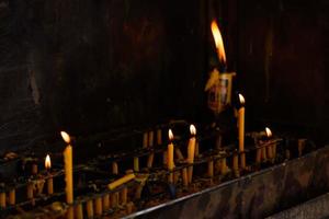 velas colocadas no castiçal foto