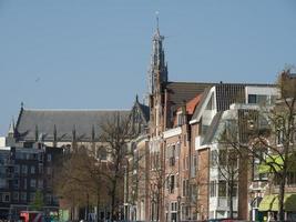 a cidade de haarlem na holanda foto