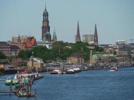 a cidade de hamburgo e o rio elba foto