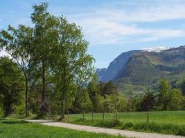 a pequena aldeia eidfjord no hardangerfjord norueguês foto