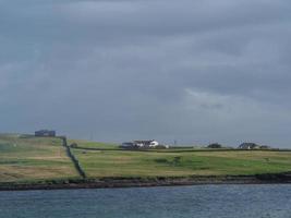 as ilhas shetland com a cidade de lerwick na escócia foto