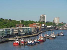 a cidade de hamburgo e o rio elba foto