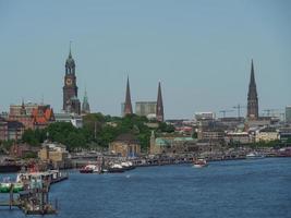 a cidade de hamburgo e o rio elba foto