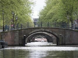 a cidade de amsterdã na holanda foto