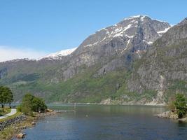 a pequena aldeia eidfjord no hardangerfjord norueguês foto